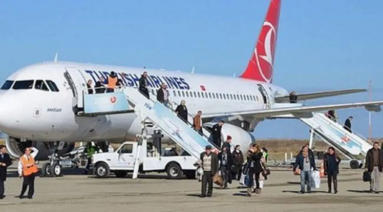 THY yolcuları saatlerdir havalimanında bekliyor