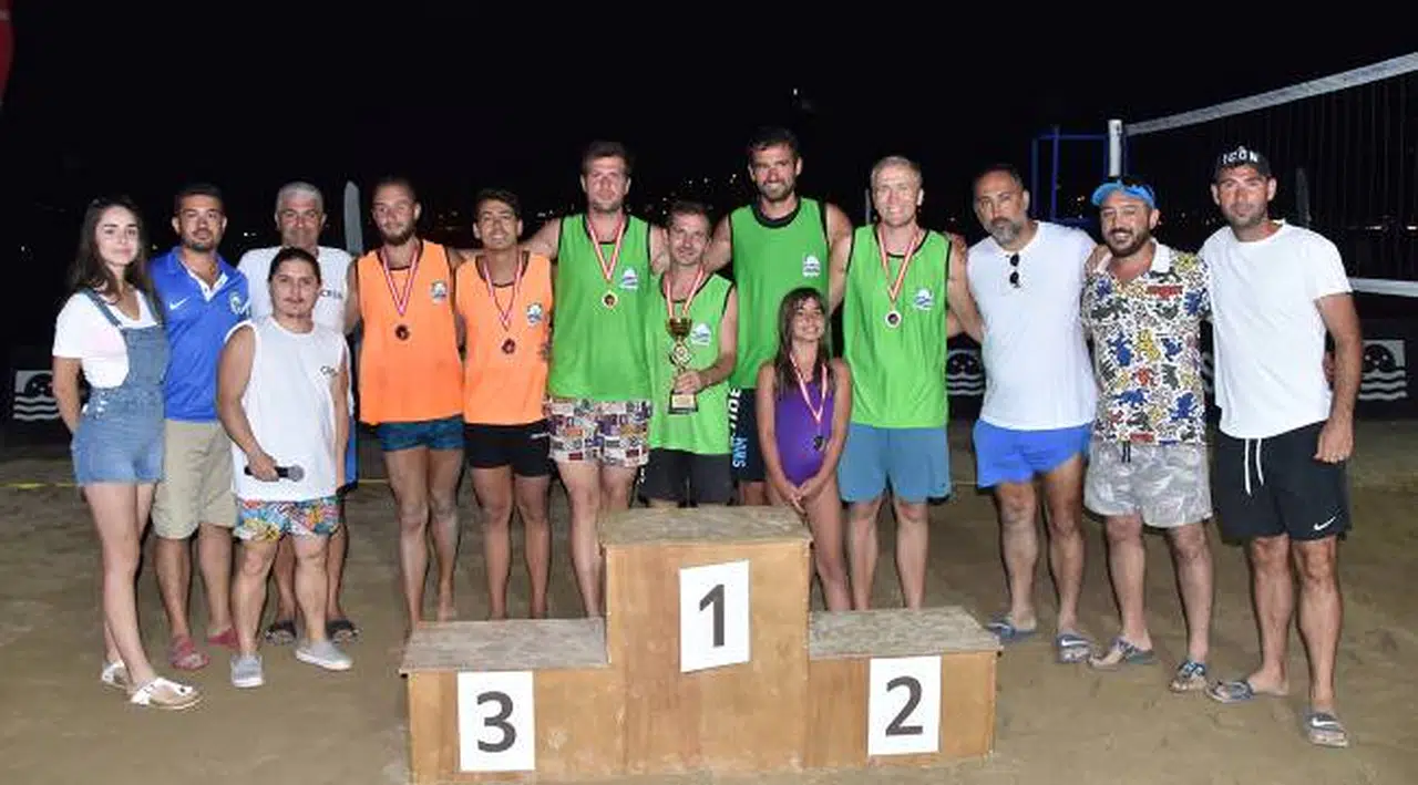 YeniFoça'da plaj voleybolu heyecanı