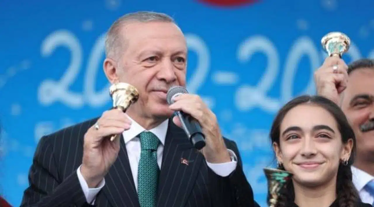 Erdoğan: Ecdadınıza sövdürmeye çalışan köksüzlere kulak asmayın