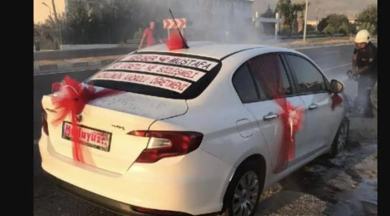 Gelin ve damat indikten sonra gelin arabası yandı