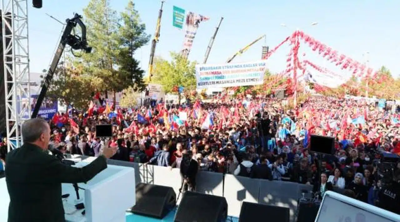 Bakan Özer'e: 'Diyarbakır İl Milli Eğitim Müdürü’nün görevi AKP mitinglerine katılım sağlamak mı?'