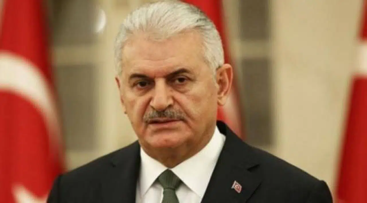 Binali Yıldırım Azerbaycan'da trafik kazası geçirdi