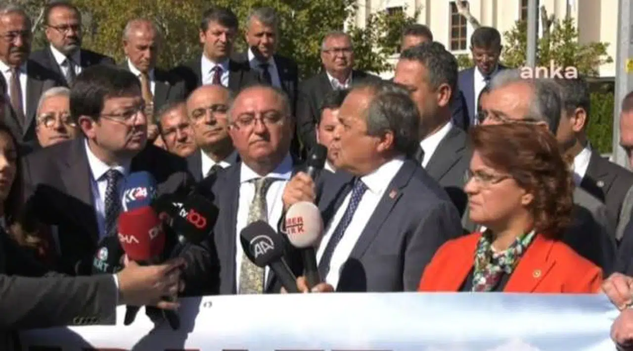 CHP heyeti İçişleri Bakanlığı önüne gitti