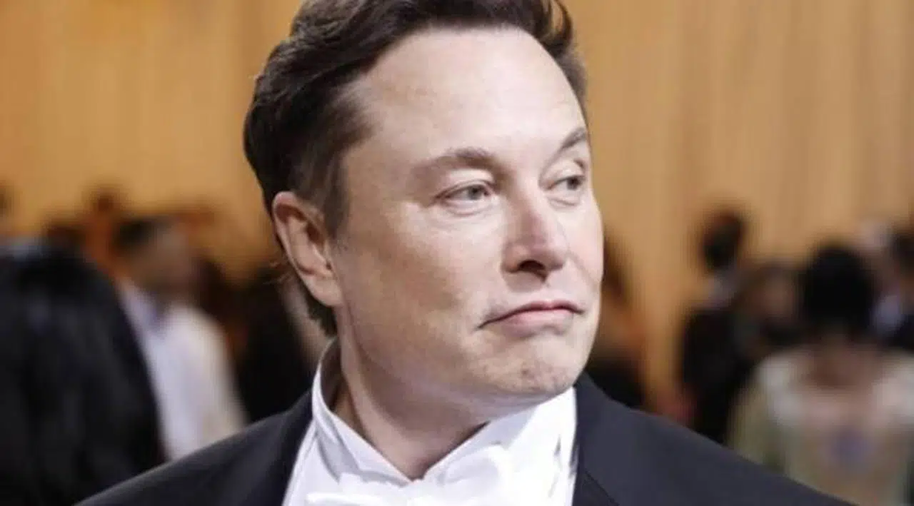 Elon Musk Twitter'ı satın aldığını açıkladı