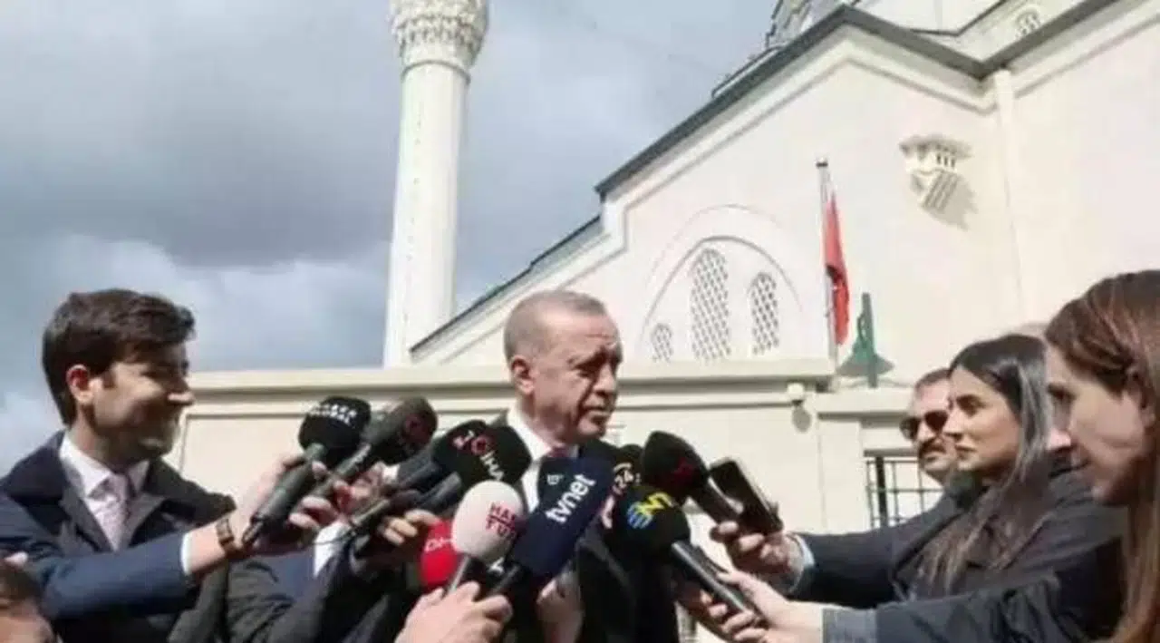 Erdoğan muhabirlerle mesafeyi kaldırdı