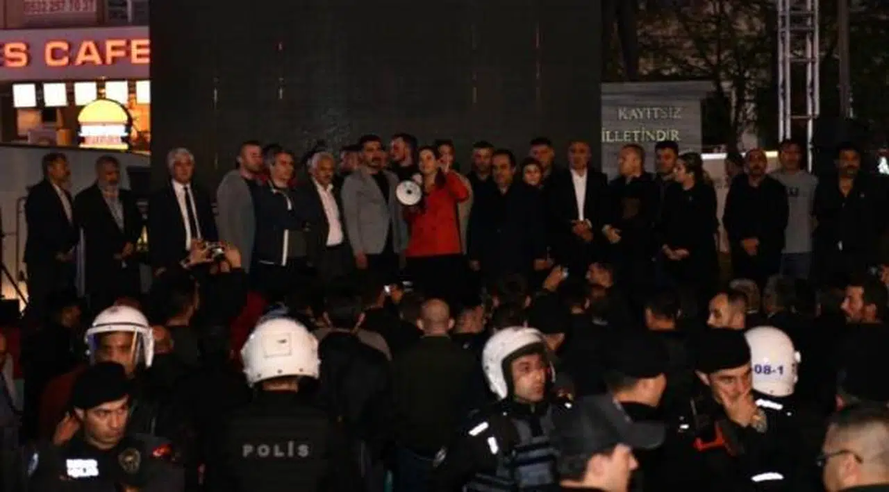 MHP'li milletvekili polis eşliğinde CHP'li belediyenin düzenlediği festivalde sahneyi bastı