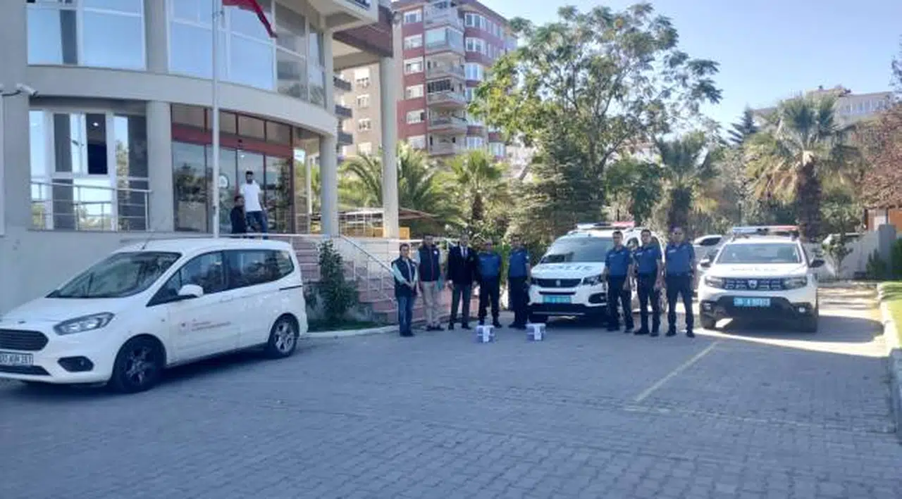 Sokak hayvanları için Narlıdere’de mama dağıttılar