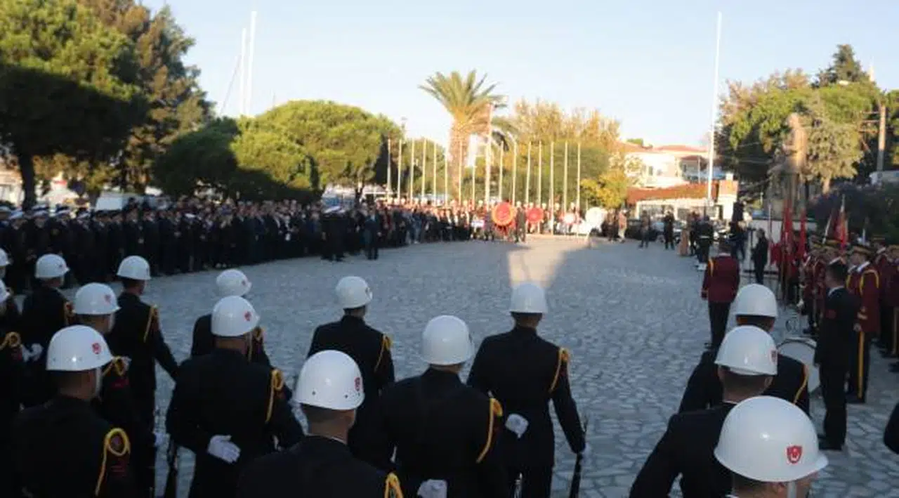 Atatürk Foça'da saygı ve özlemle anıldı