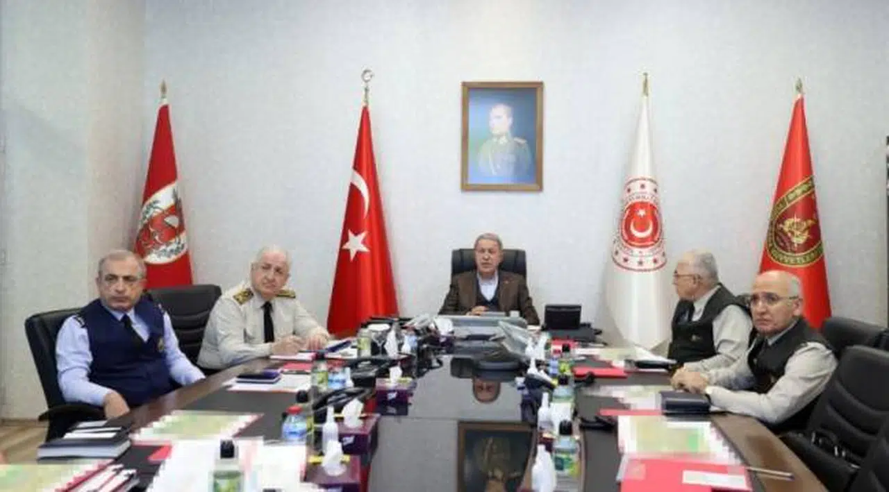 Bakan Akar, TSK komuta kademesi ile Kara Kuvvetleri Harekat Merkezi'ne geçti