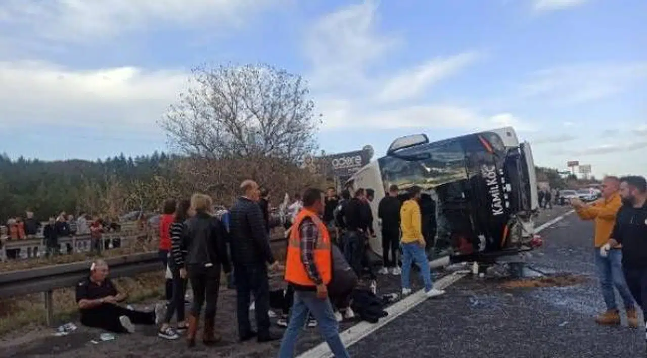 Bolu'da yolcu otobüsü devrildi: 3 ölü, 32 yaralı