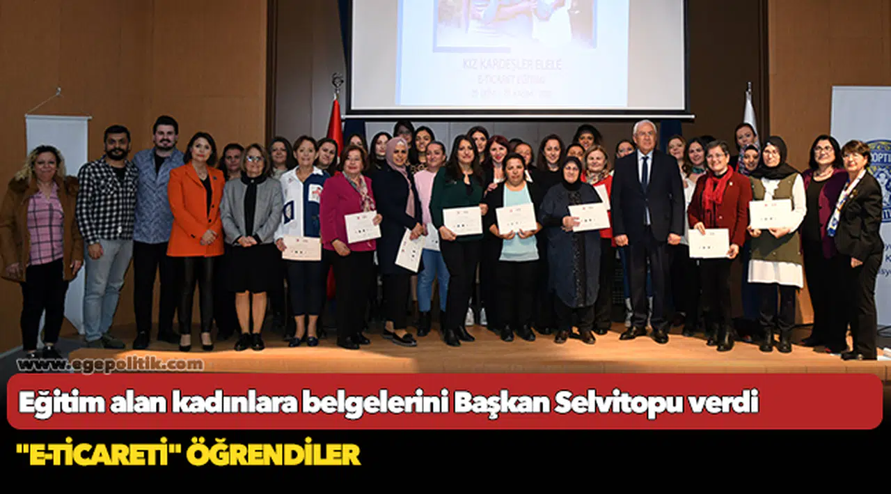 Eğitim alan kadınlara belgelerini Başkan Selvitopu verdi.