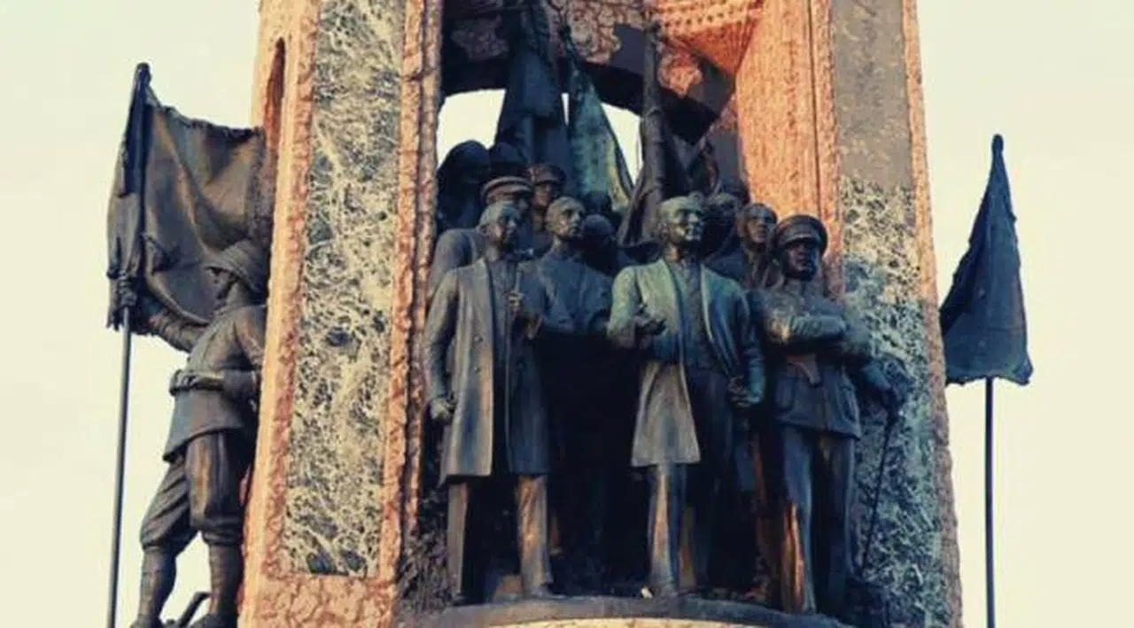 İBB Taksim Cumhuriyet Anıtı'nı restorasyona aldı