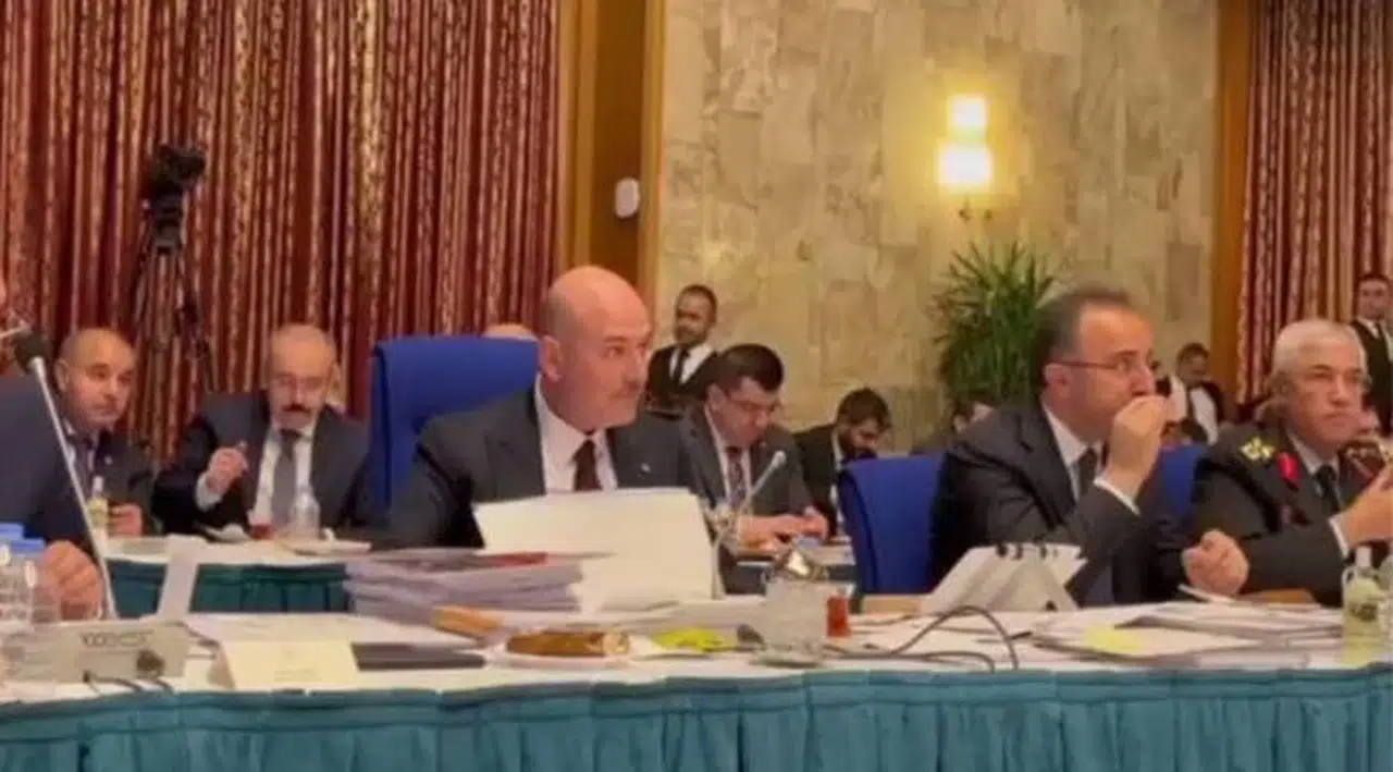 Süleyman Soylu tartışırken yardımcısının hareketi sosyal medyanın gündeminde
