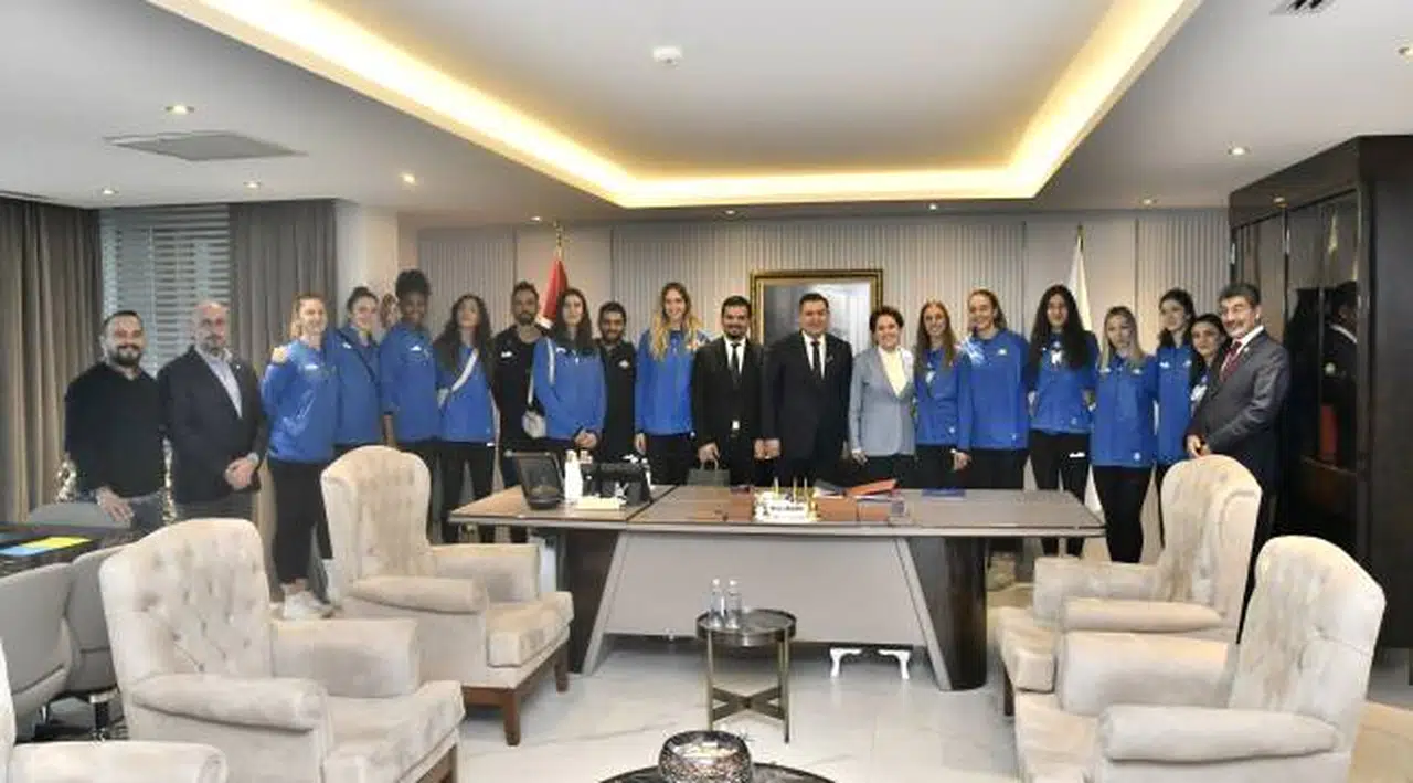 Akşener, kadın voleybolcuları kabul etti