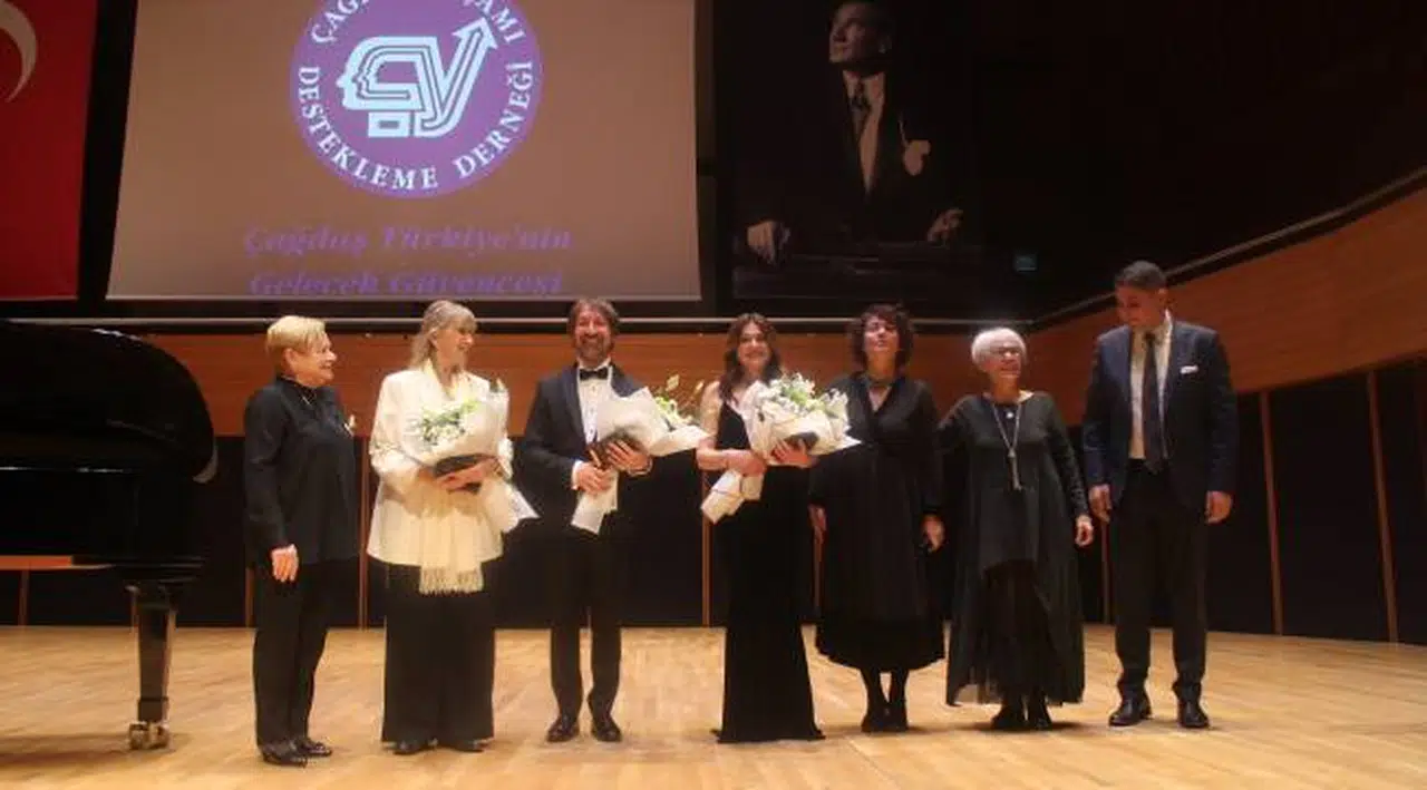 Cumhuriyet söyleşi konserle anlatıldı gençlere burs oldu