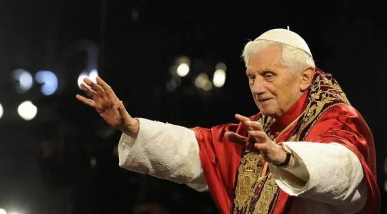 Eski Papa 16. Benedict öldü