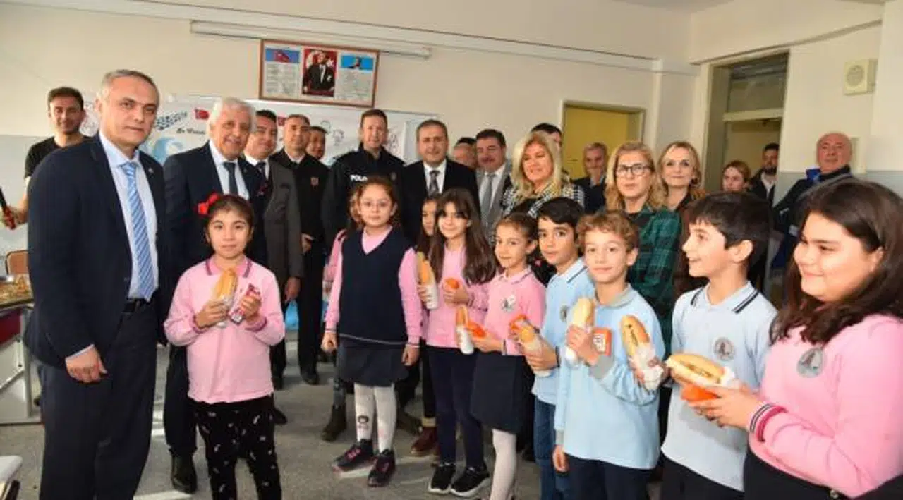 İlk balık döneri kaymakamın elinden yediler