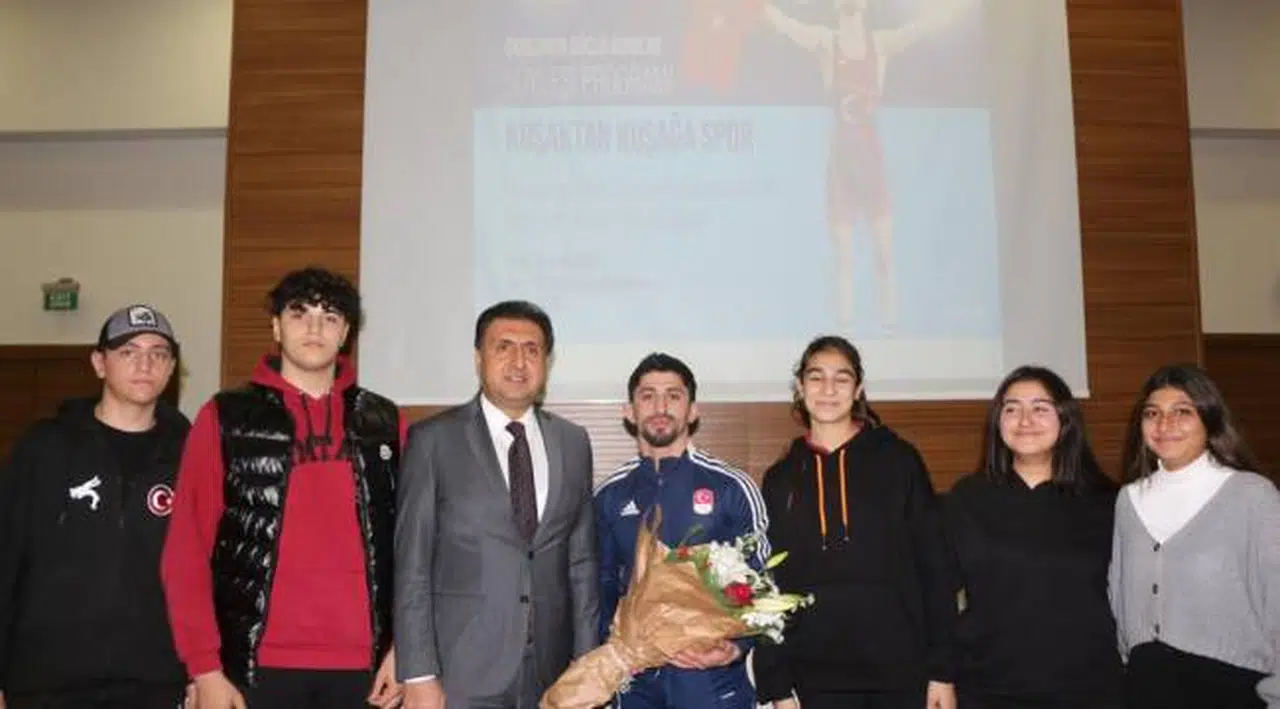 İzmir İl Milli Eğitim Müdürlüğünde Avrupa ve Dünya Şampiyonu Güreşçi Kerem Kamal İle Söyleşi Programı Düzenlendi