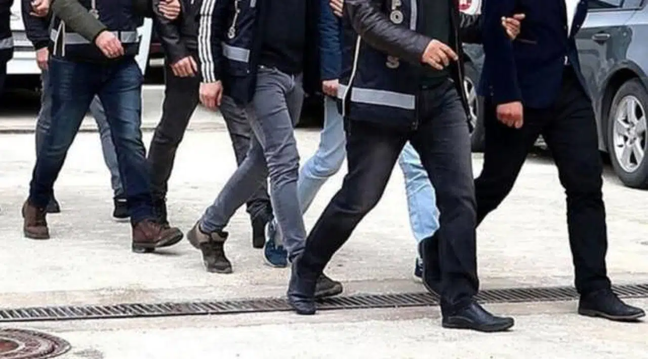 İzmir merkezli 'FETÖ' operasyonu