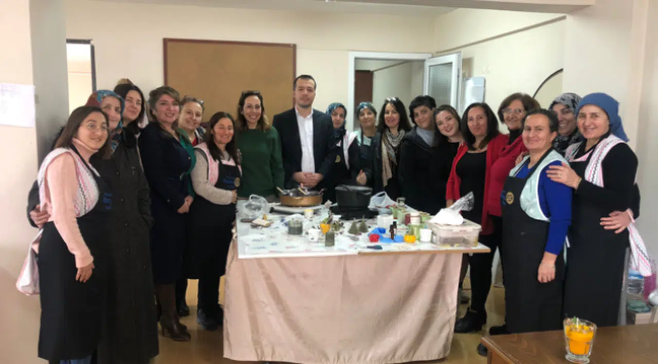 Karşıyaka Rotary kadınlara ışık oluyor