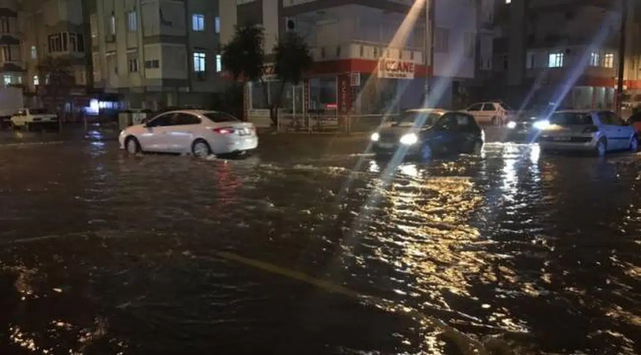 Antalya'da kuvvetli fırtına sürüyor: Uçağa yıldırım isabet etti