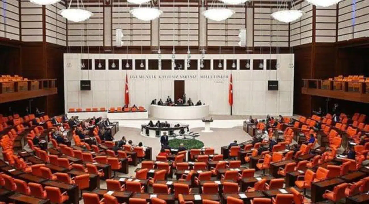 Başörtüsü teklifi TBMM Anayasa Komisyonu'nda kabul edildi