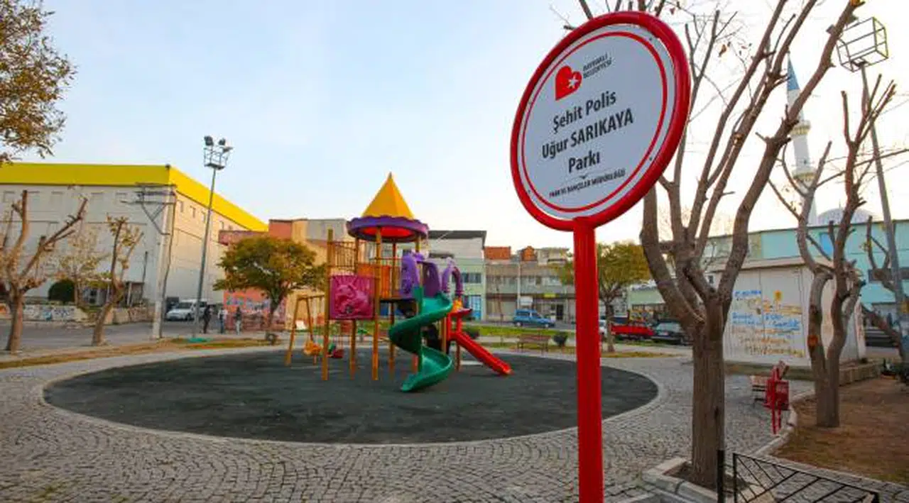 Bayraklı’nın parklarında tabelalar yenilendi