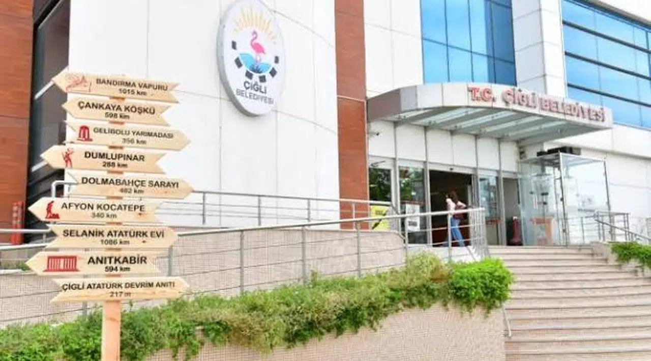 Çiğli Belediye binasına çekiç, bıçak, satır ve şişle girmeye çalışan kişi serbest kaldı