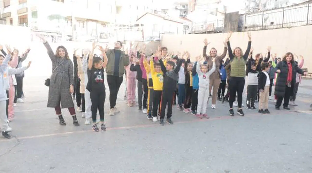 Dokuz Eylül Rotary’den öğrencilere karne hediyesi