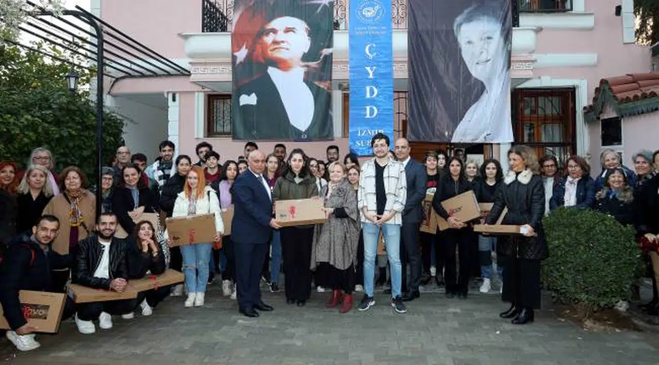 İyilik Peşinde Koşan İZSİAD gençleri bilgisayarla buluşturdu