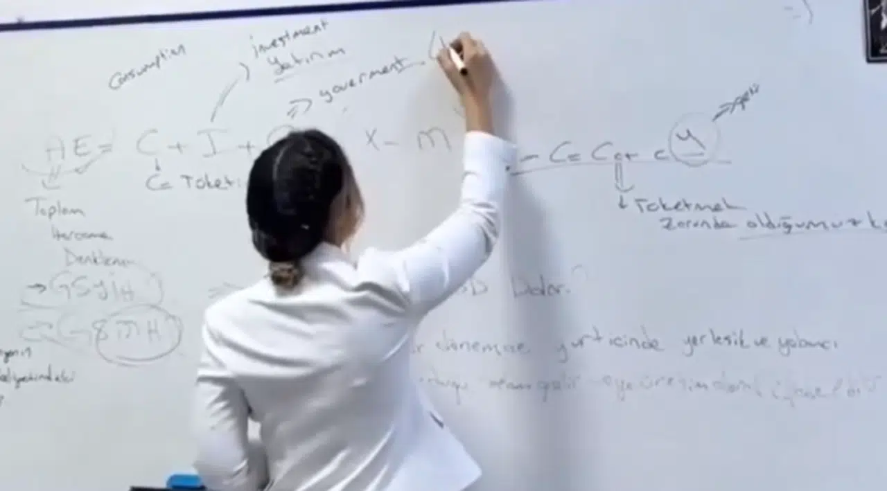 Kadın öğretmen, kıyafeti nedeniyle hedef alınmasına tepki gösterdi