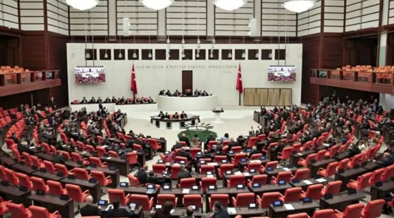 Kamuda sözleşmeliye kadro teklifi yasalaştı