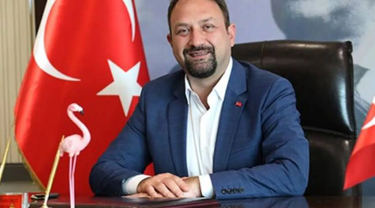 Kesici aletlerle belediye binasına girmeye çalıştı