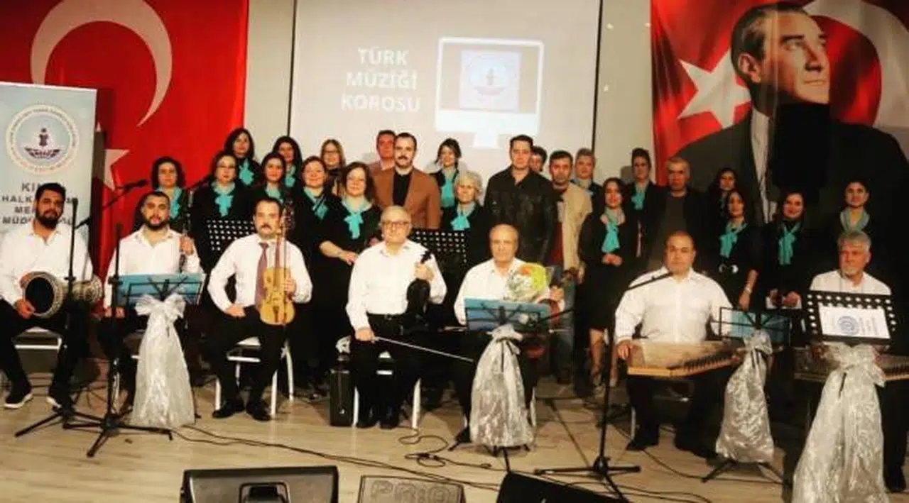 "Şarkılar Bizi Söyler Biz de Şarkı Söyleriz" konseri yoğun ilgi gördü