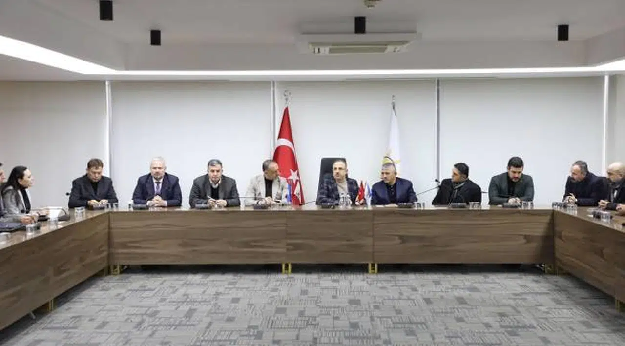 AK Parti İzmir İl Başkanı Kerem Ali Sürekli;  “İlk yardım tırlarımız yola çıktı...”
