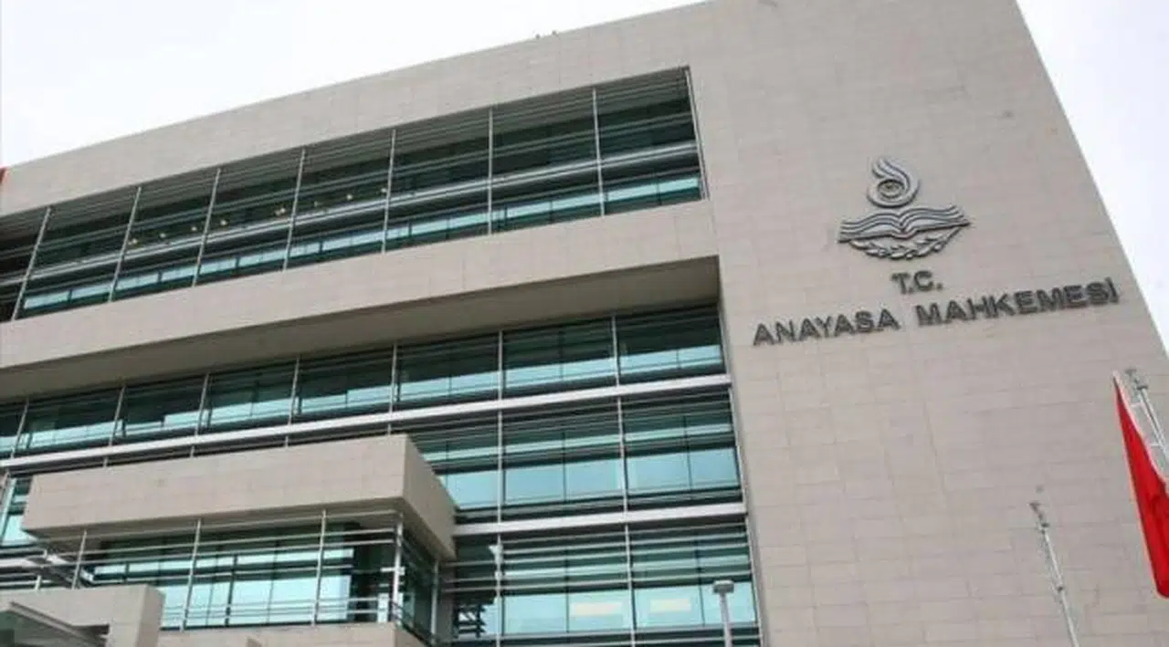 AYM'den bakan yardımcıları için 'emekli maaşı' kararı