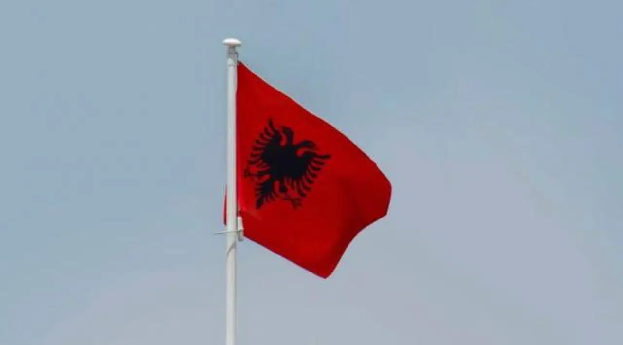 Arnavutluk'ta Türkiye ile dayanışma göstergesi olarak 13 Şubat günü ulusal yas ilan edildi