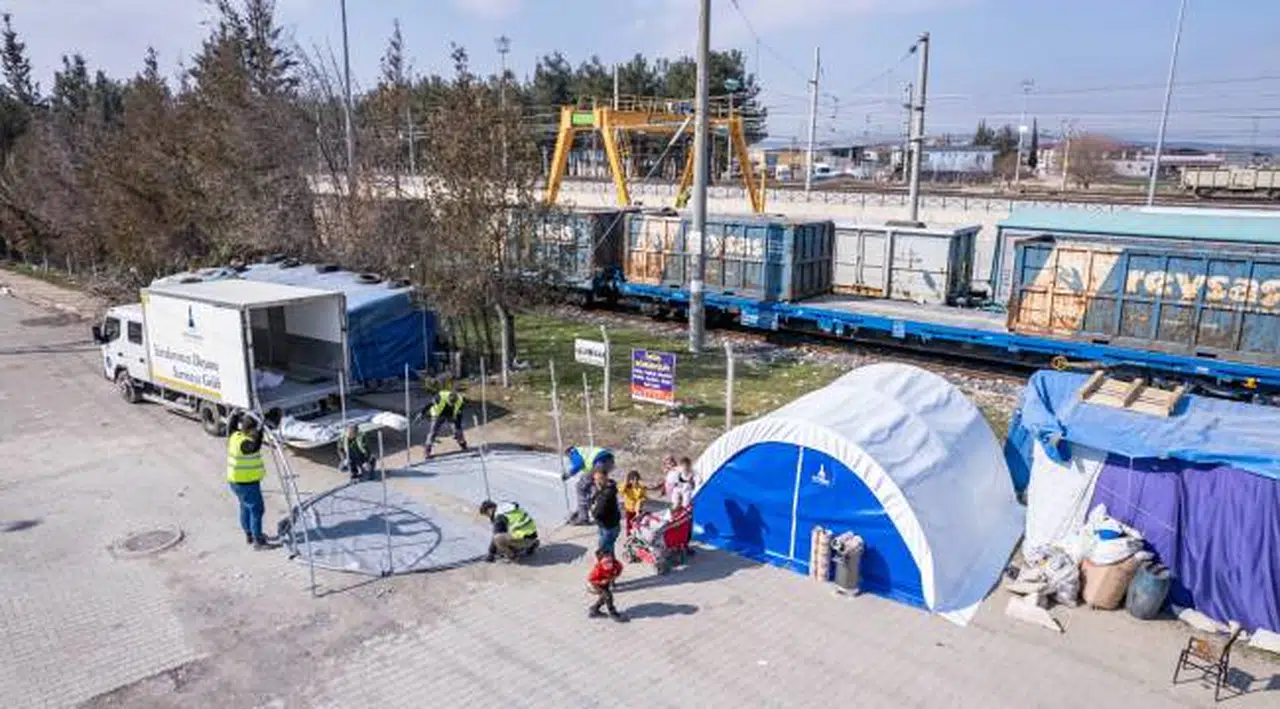Büyükşehir ekipleri Kahramanmaraş’a 142 sobalı çadır kurdu