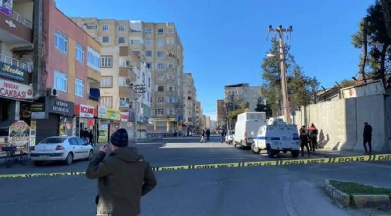Diyarbakır'da çökme tehlikesi: 9 katlı binanın olduğu cadde kapatıldı