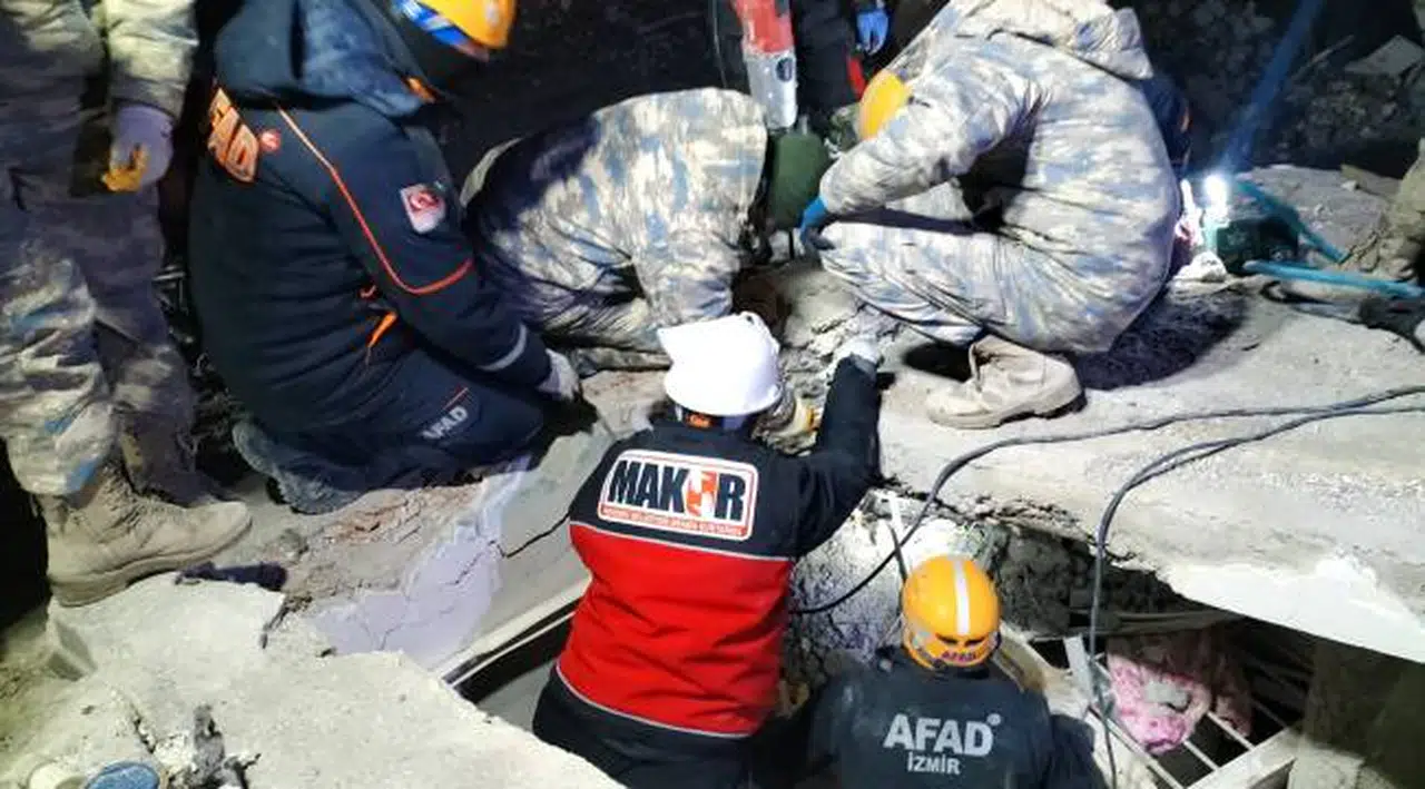 Enkazdan Kurtarılan Kediye Makur Desteği