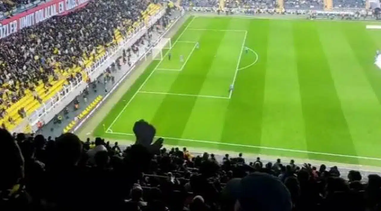 Fenerbahçe tribünleri: "Yalan dolan 20 sene oldu istifa ulan"