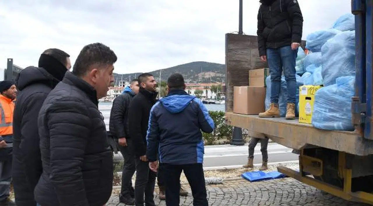 Foça'da deprem bölgesi için yardımlar toplandı