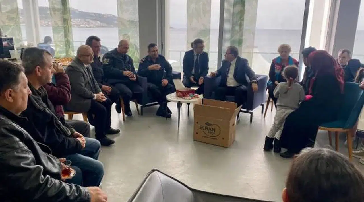 Foça Kaymakamı  Türköz, depremzedeleri sık sık ziyaret ediyor