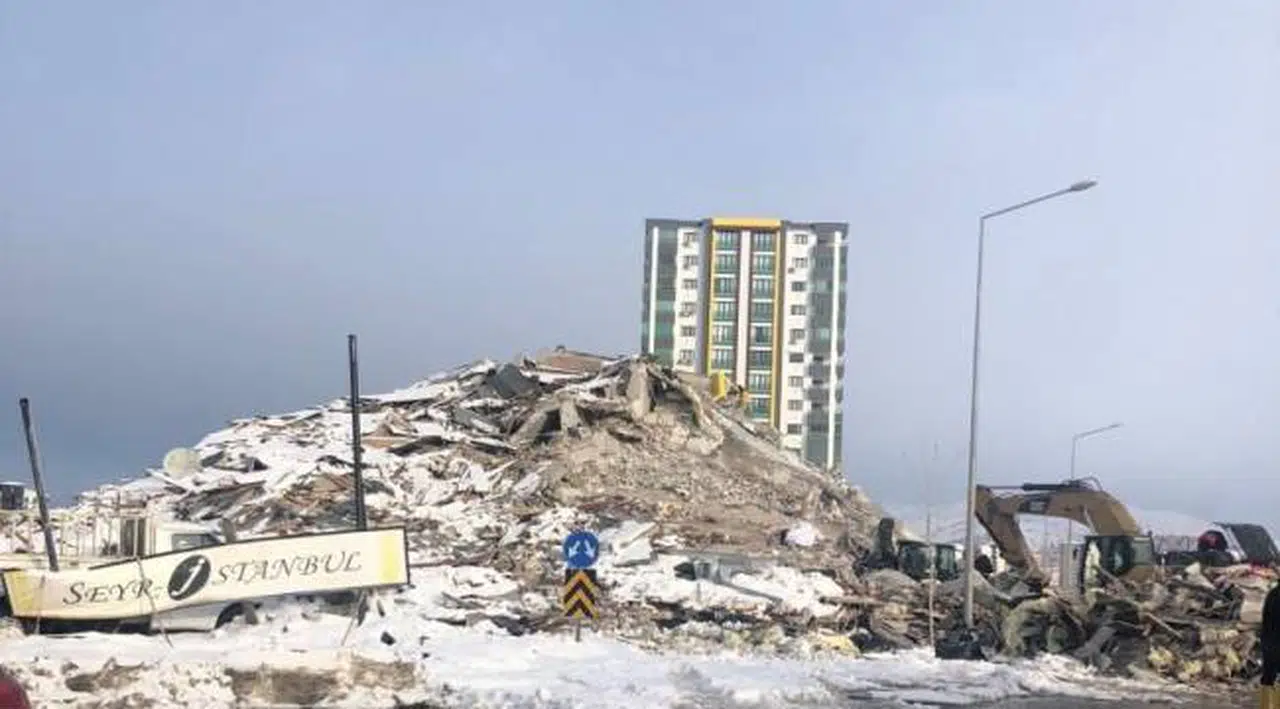 İki yıllık sitesi yıkılan MÜSİAD'lı müteahhit kayıplara karıştı