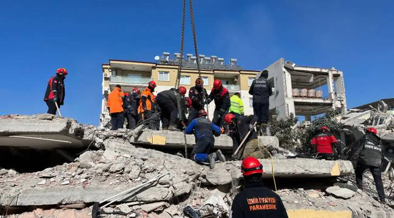 İzmir Büyükşehir Belediyesi ekipleri Osmaniye'deki çalışmalarını sürdürüyor