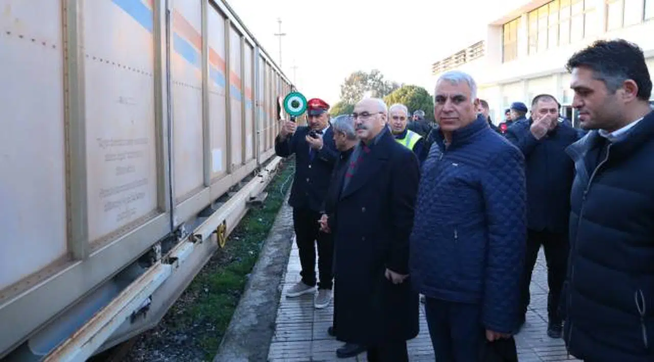 İZMİR’DEN DEPREMZEDELERE YAŞAM KONTEYNERLERİ VE VAGONLAR DOLUSU YARDIM