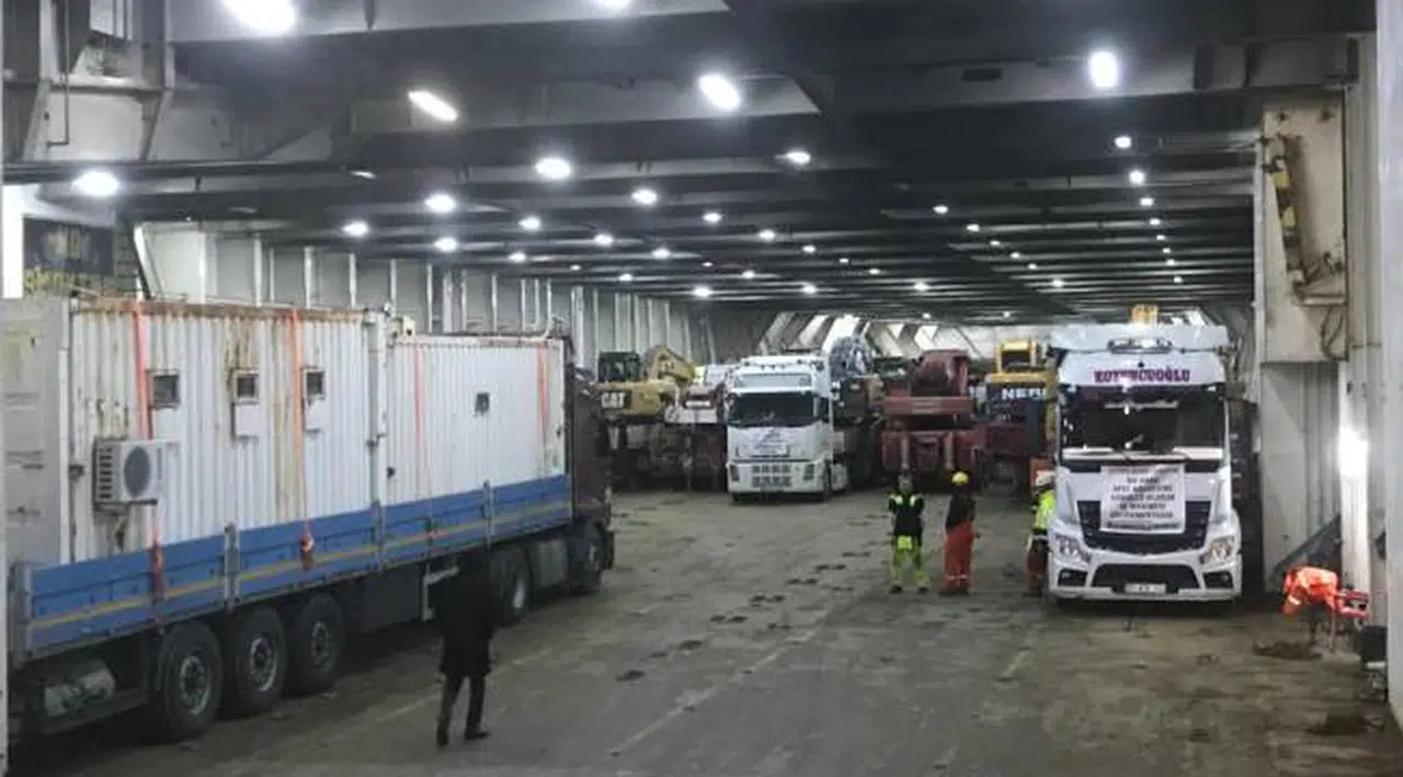 İZMİR’İN DEPREM YARDIMLARI TAM YOL İLERİ