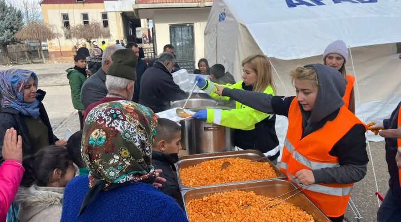 İzmir'in eğitim camiası tüm imkanları ile depremzedelere yemek hizmeti sağlıyor