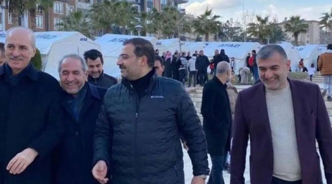 Kahkaha attılar, kamerada gözükmek için birbirlerinin önüne geçtiler: AKP'li yöneticilere tepki