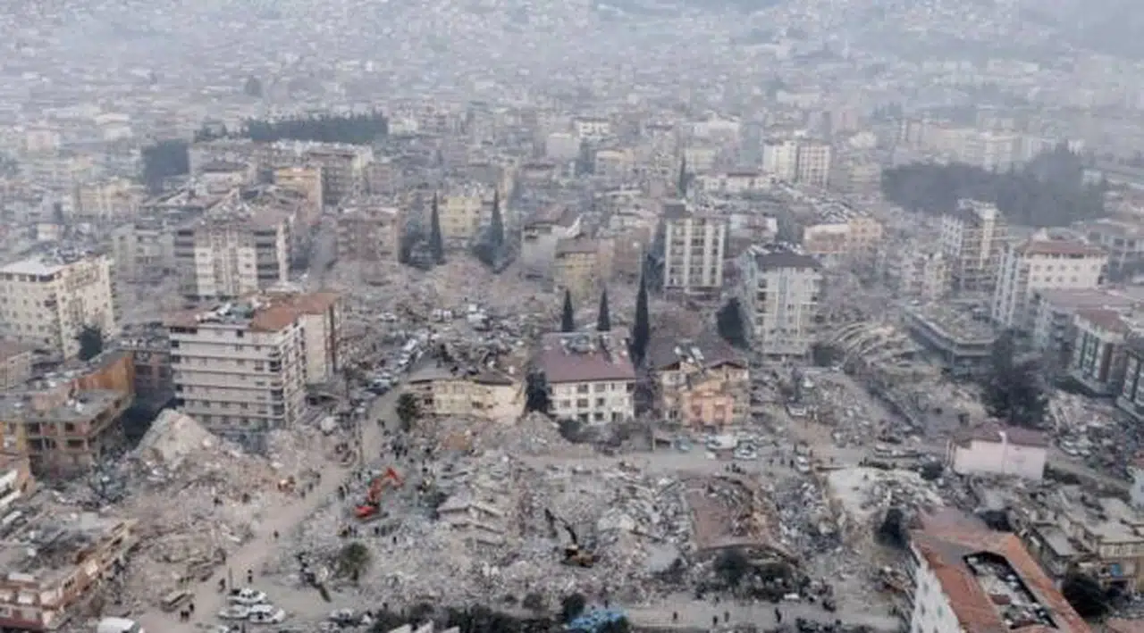 Maraş'ta depremin 248'inci saatinde bir genç kadın enkaz altından çıkarıldı